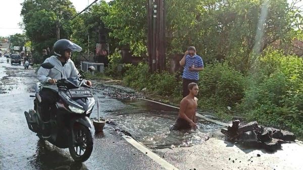 Gbolt Pecah Akibat Tekanan Air Tinggi Pipa Distribusi Air Bersih Ke