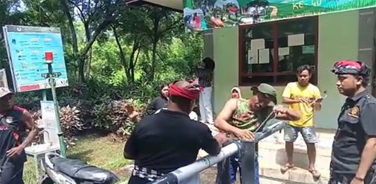 Tangkapan layar dari video yang viral di medsos, aksi warga Tegal Bunder yang membuka paksa portal dan mengarahkan warga untuk masuk ke Pantai Segara Rupek.
