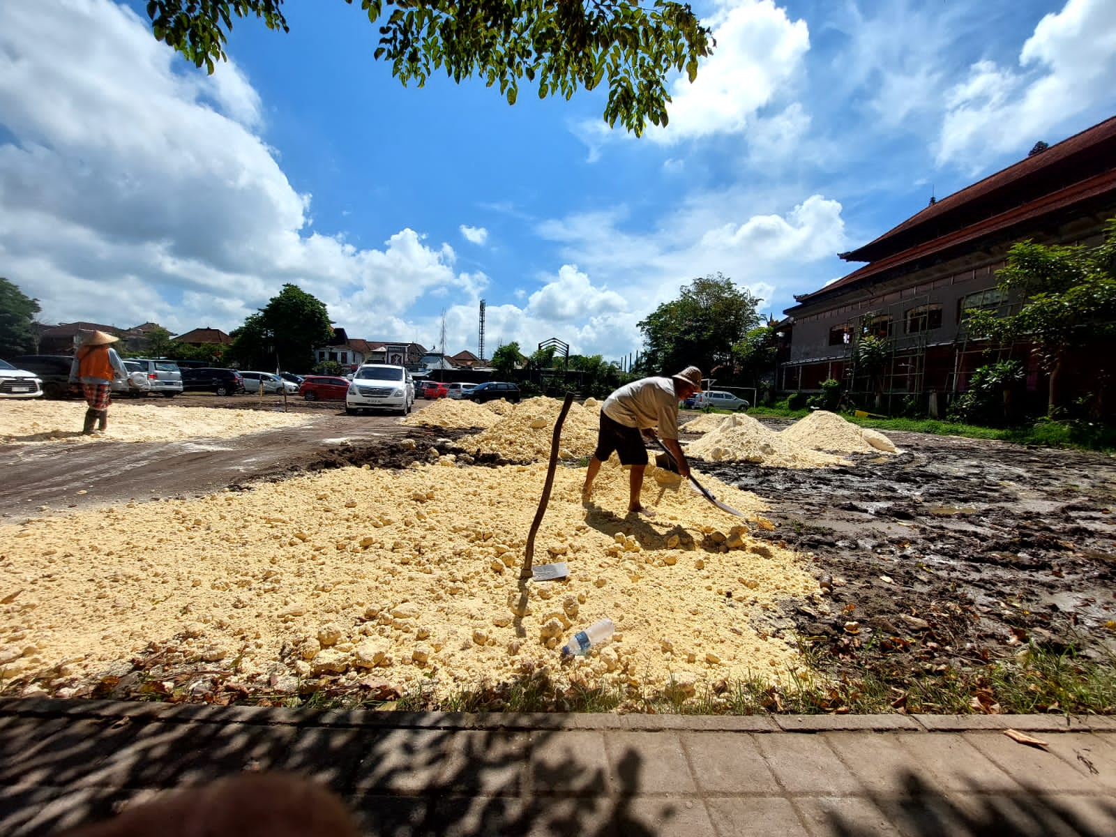 Lapangan Parkir Ubud Becek Berlumpur Diurug Batu Kapur Warta Bali Online 