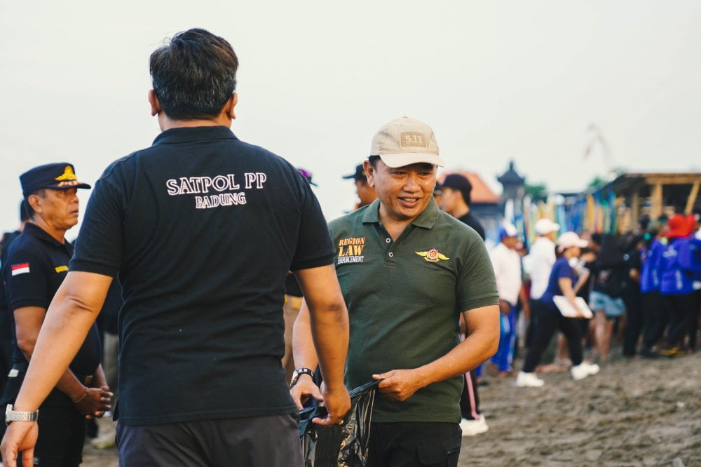 Satpol Pp Badung Bersih Bersih Pantai Batu Bolong Canggu Warta Bali Online